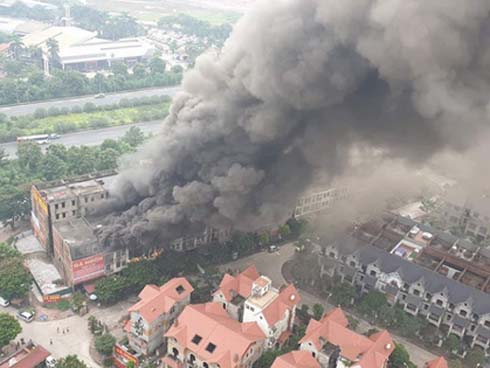 Lời kể của người chứng kiến đám cháy ở Thiên đường Bảo Sơn: Ngọn lửa to quá, tôi thấy 3 người nhảy từ lan can tầng 2 xuống đất”-17