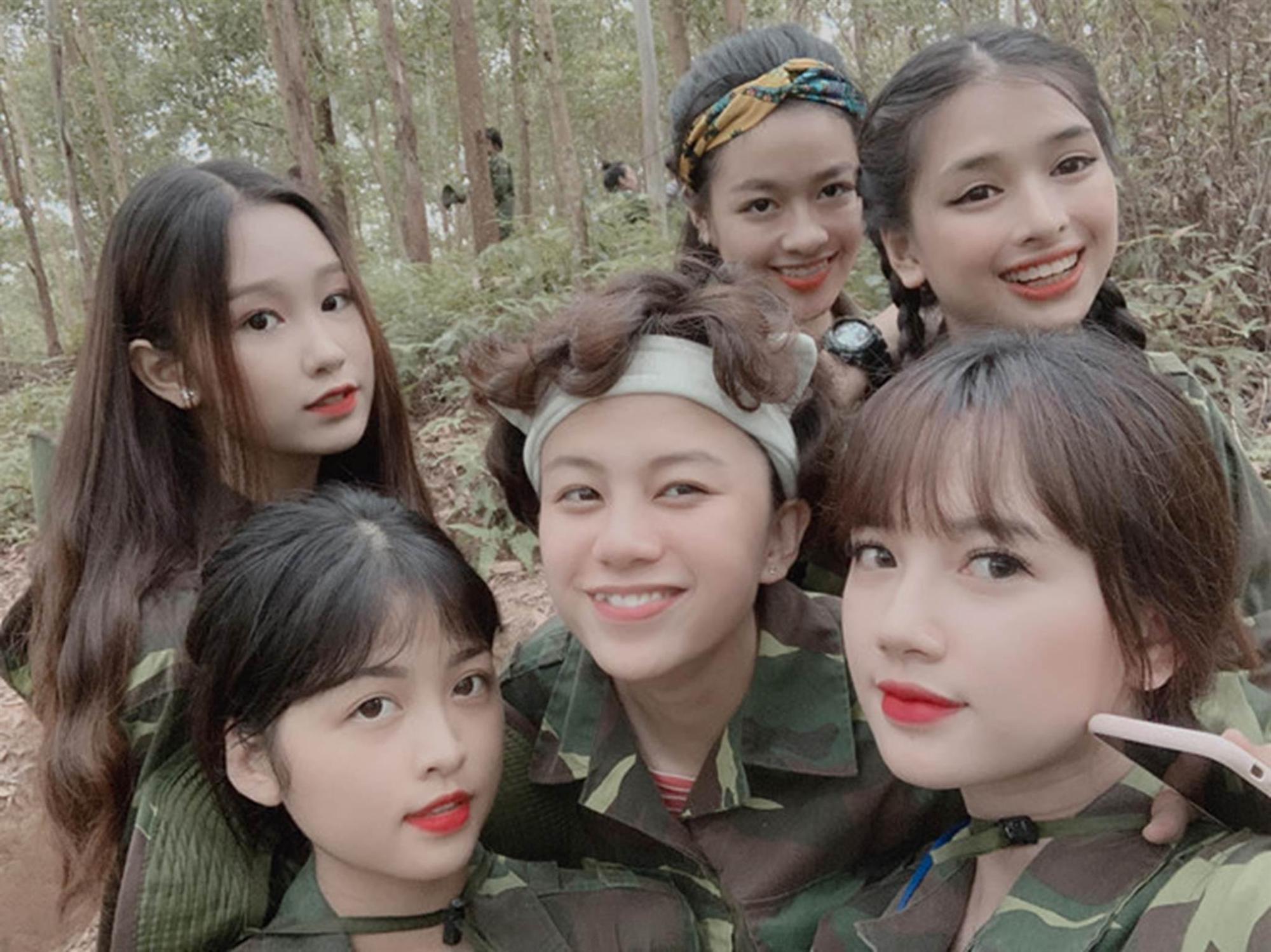 Nữ sinh Sân khấu Điện ảnh được chú ý sau bức ảnh selfie tập quân sự-1