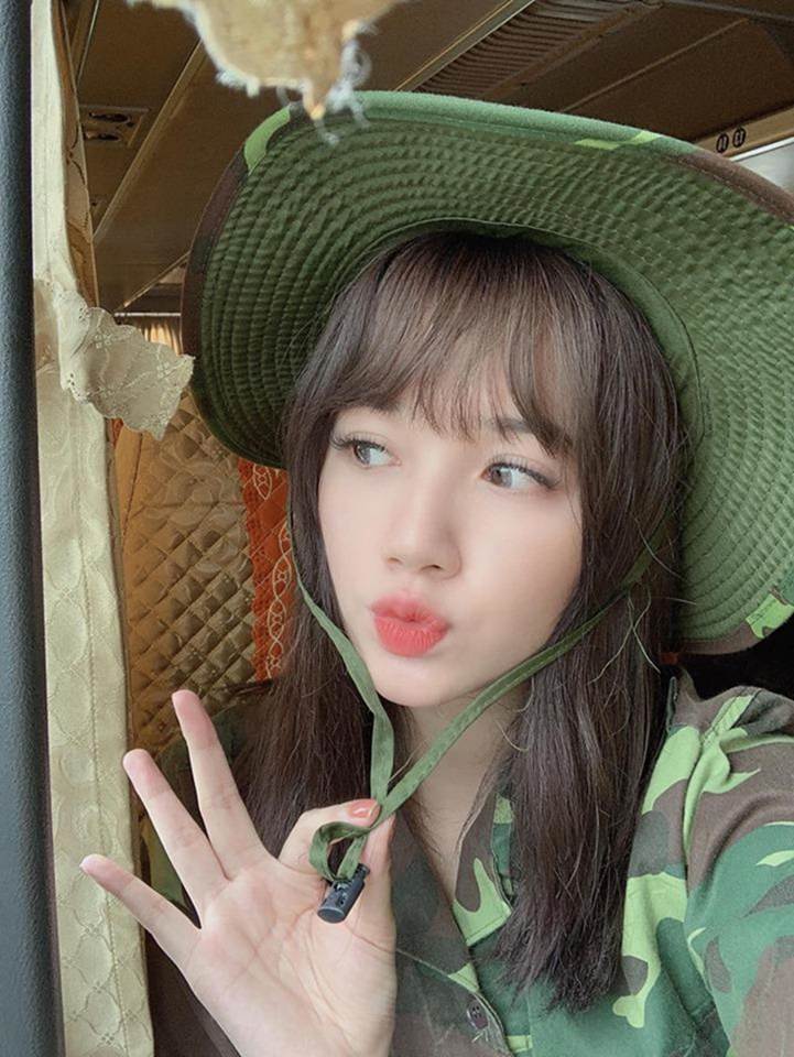 Nữ sinh Sân khấu Điện ảnh được chú ý sau bức ảnh selfie tập quân sự-6