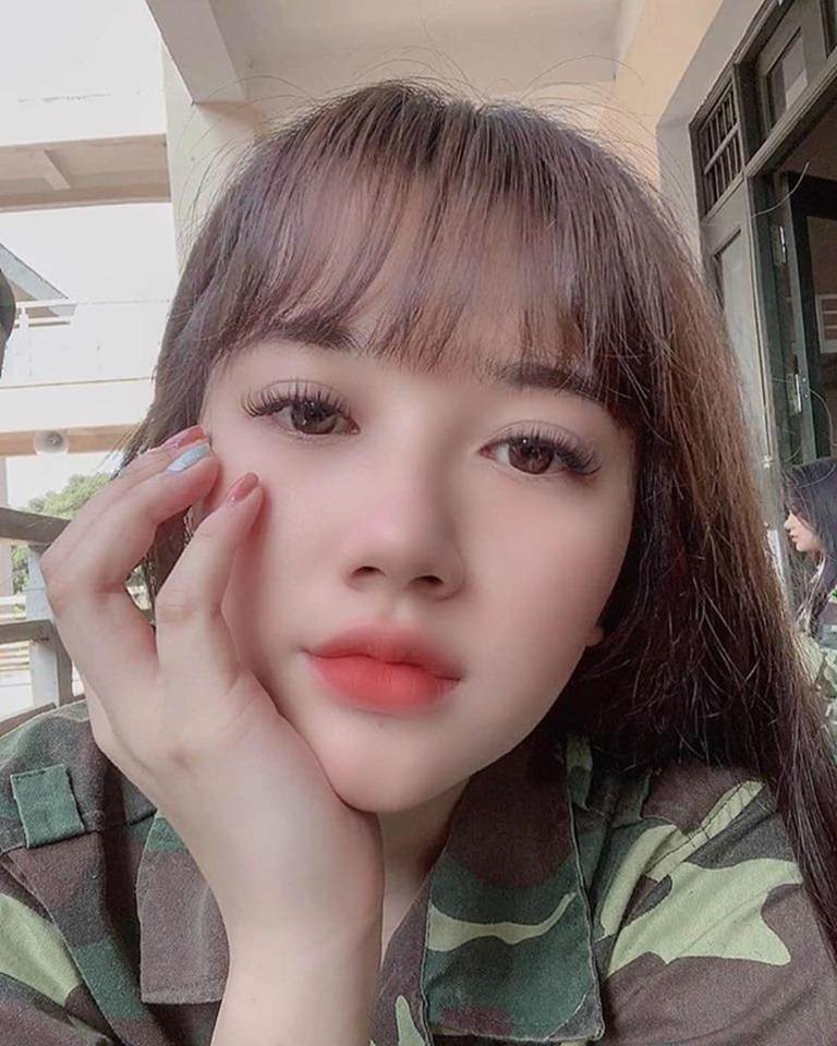 Nữ sinh Sân khấu Điện ảnh được chú ý sau bức ảnh selfie tập quân sự-7