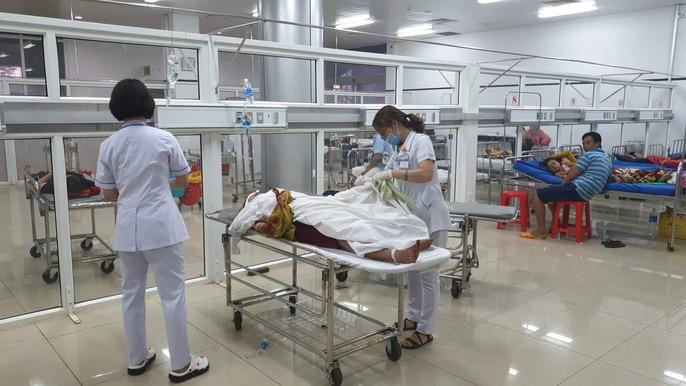 Xe khách lật trong đêm, hàng chục người thương vong-1