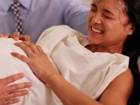 Con dâu vào phòng sinh suýt kiệt sức vì đói, bác sĩ yêu cầu bồi bổ nhưng mẹ chồng lại hờ hững đáp 1 câu