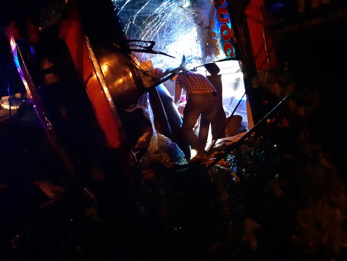 Xe khách lật trong đêm, hàng chục người thương vong-5