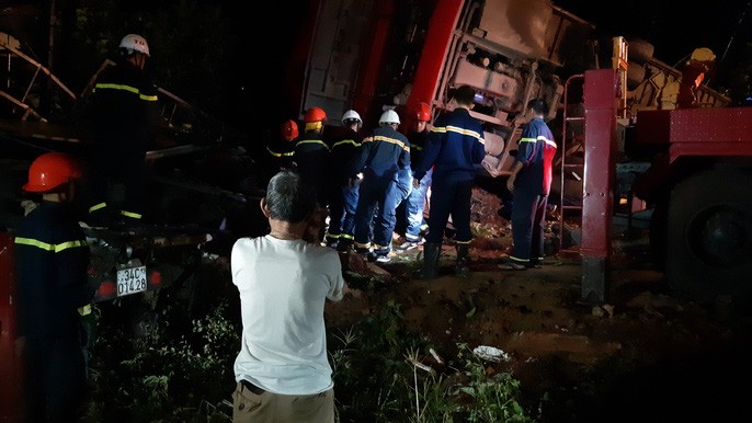 Xe khách lật trong đêm, hàng chục người thương vong-6