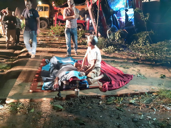 Xe khách lật trong đêm, hàng chục người thương vong-7