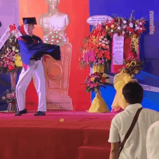 Thanh niên chơi lớn: Nhận bằng tốt nghiệp với màn catwalk thần thái ngút ngàn đến siêu mẫu cũng phải chào thua-1