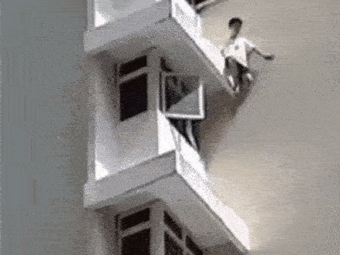 Tuổi thơ của cô gái trẻ có mẹ nghiện ngập gây xúc động mạnh: Nằm trên giường đầy kim tiêm, sống trong căn nhà hệt như bãi rác-5