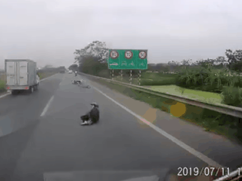 Ôtô vướng nắp cống, bật tung lên trời-1