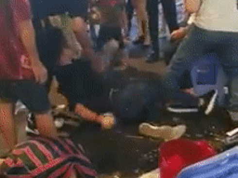 Ngán ngẩm với hình ảnh 5 - 6 cô gái nằm vạ vật hít bóng cười, ngay bên cạnh là nam thanh niên đang hỗ trợ bơm bóng-2