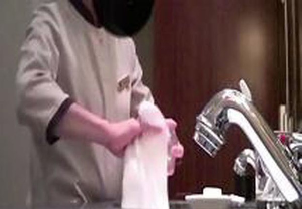 Nhân viên lấy khăn tắm lau bồn cầu, khách sạn 5 sao dùng chip để kiểm soát-1