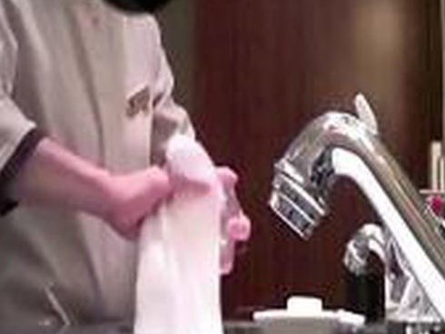 Nhân viên lấy khăn tắm lau bồn cầu, khách sạn 5 sao dùng chip để kiểm soát