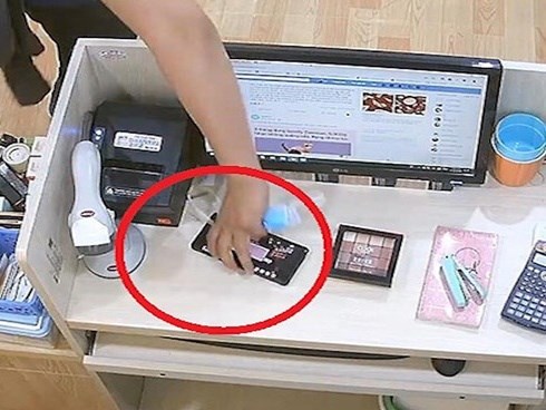 Giả làm khách hàng, lấy cắp điện thoại rồi tiếp tục mua hàng