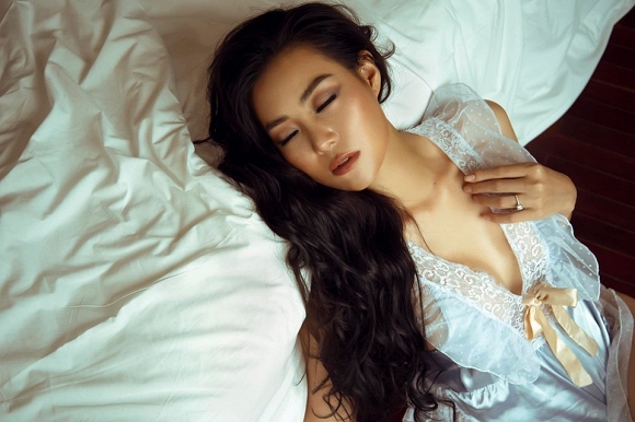 Diễn viên Thanh Hương táo bạo chào bình minh bên giường ngủ cực bỏng mắt-8