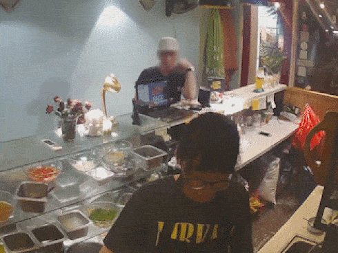 Đến cửa hàng có tiếng ăn gà, chàng trai điếng người khi thấy giòi bò bên trong, nhưng lời giải thích của chủ quán còn sốc hơn-4