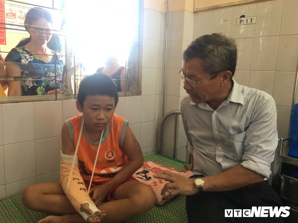 Cậu bé bán vé số bị cướp 1,2 triệu đồng, đánh đập dã man-3