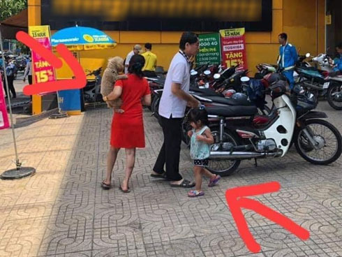 Chuyện con gái nhỏ trông cho ba làm nghề lái taxi ngủ trong xe và câu nói lâu rồi con không gặp má khiến chị em xúc động-3