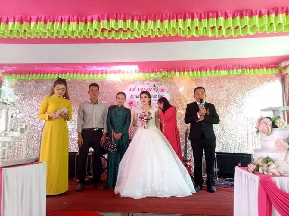 Bố mẹ của cô dâu trong đám cưới không chú rể ở Quảng Trị: Ai đến chung vui cũng lén lau nước mắt, thương con 1 thì thương rể đến 10-1