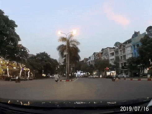 Màn rượt đuổi thót tim của 3 mẹ con trên phố đông khiến nhiều người bức xúc
