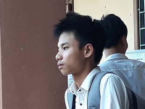Vừa thi vừa khóc vì bố mất, nam sinh nghèo vẫn đạt 21,5 điểm-1