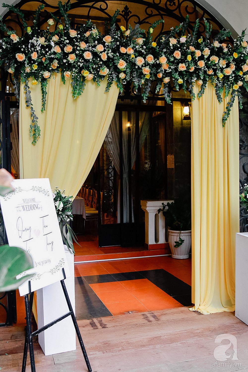 Cận cảnh không gian hôn lễ ngọt ngào, ấm cúng của Thu Thủy và chồng điển trai-2