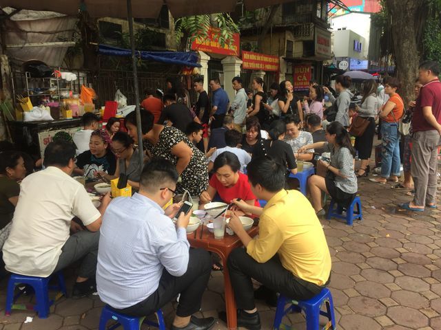 Lạ lùng những quán ăn chửi khách như tát nước chỉ có ở Hà Nội-10