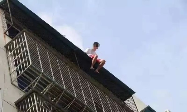 Nam thanh niên 19 tuổi ngồi thất thần trên nóc nhà 7 tầng chuẩn bị nhảy lầu tự tử và nguyên nhân đến từ chính bố mẹ anh-1