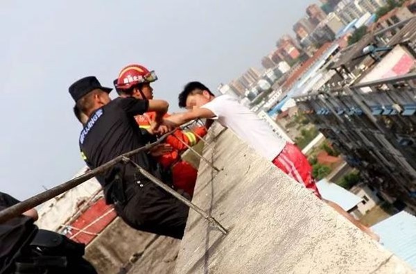 Nam thanh niên 19 tuổi ngồi thất thần trên nóc nhà 7 tầng chuẩn bị nhảy lầu tự tử và nguyên nhân đến từ chính bố mẹ anh-3