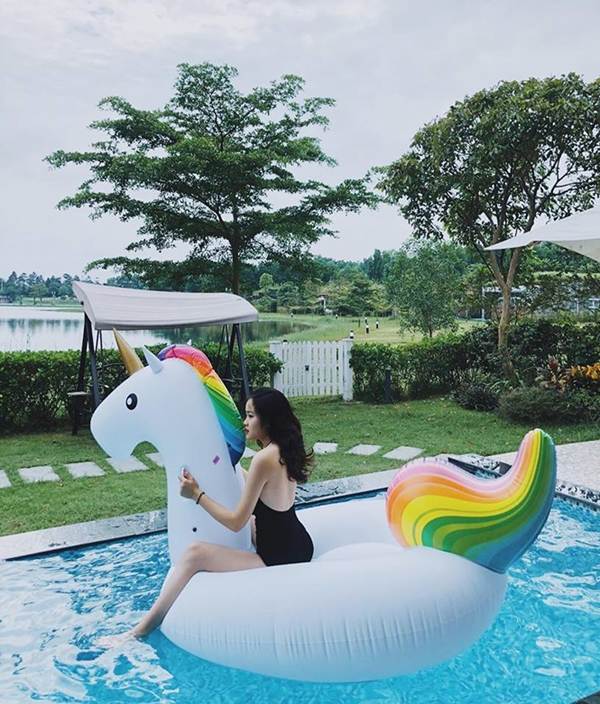 Bạn gái hotgirl của Đoàn Văn Hậu tung ảnh bikini khiến fan xuýt xoa-2