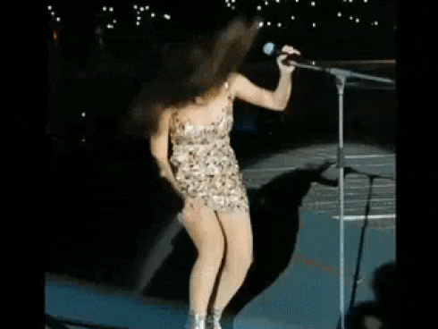 Clip Mỹ Tâm mặc váy ngắn, 'quẩy' cực sung khiến dân mạng phấn khích