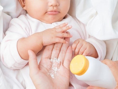Ngoài việc phấn rôm Johnson & Johnson chứa chất gây ung thư, đây là những lý do bác sĩ khuyên không nên dùng phấn rôm cho trẻ, nhất là bé gái