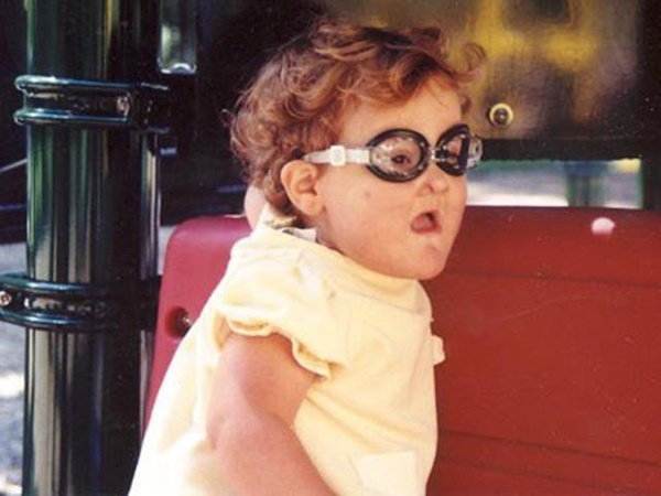 Bé gái không biết đau, tự cắn lưỡi, chọc mù mắt vì căn bệnh lạ-1