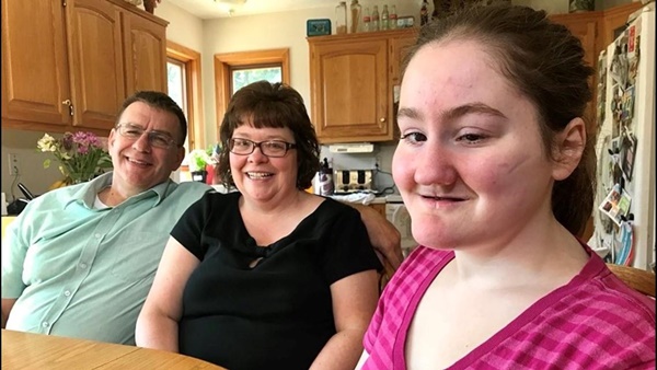 Bé gái không biết đau, tự cắn lưỡi, chọc mù mắt vì căn bệnh lạ-2