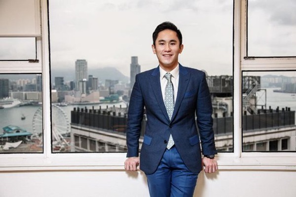 Thiếu gia Hồng Kông: Cặp kè chân dài ngực khủng U40, đổ rượu tiền tỷ xuống biển cho vui-1