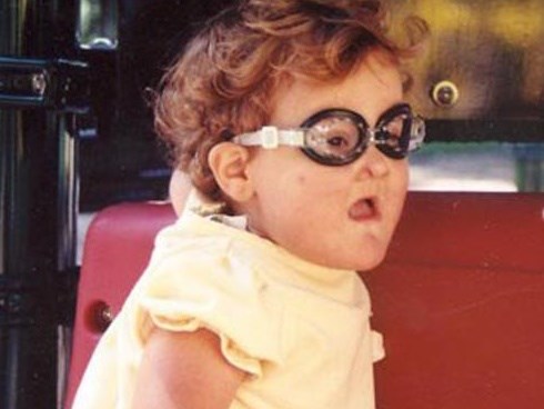 Bé gái không biết đau, tự cắn lưỡi, chọc mù mắt vì căn bệnh lạ