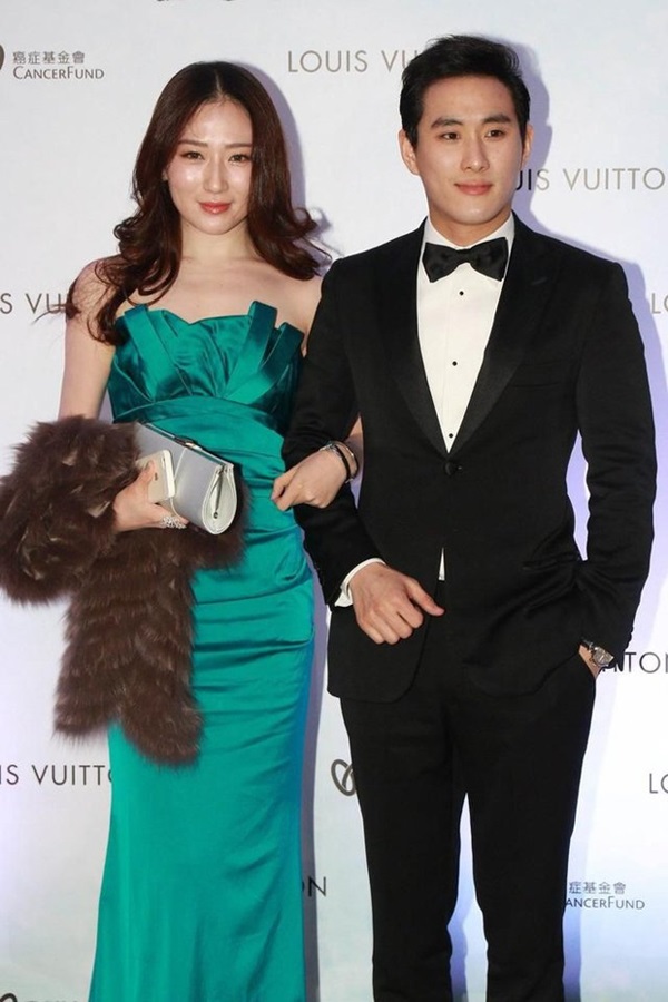 Thiếu gia Hồng Kông: Cặp kè chân dài ngực khủng U40, đổ rượu tiền tỷ xuống biển cho vui-7