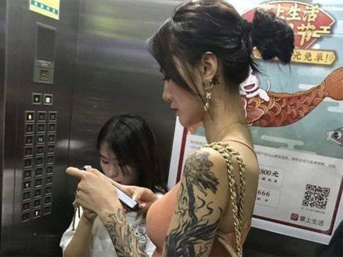 Hết hồn khi nhìn ảnh cô gái xăm trổ kín người đứng trong thang máy, diện kiến dung nhan thật còn gây sốc hơn