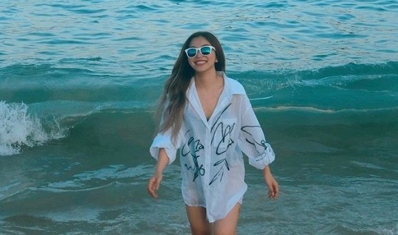 Diện bikini một mảnh đi biển, bạn gái Quang Hải gây tranh cãi vì khoảnh khắc hớ hênh vòng 3 khi chiếc áo choàng mỏng bất ngờ phản chủ-2