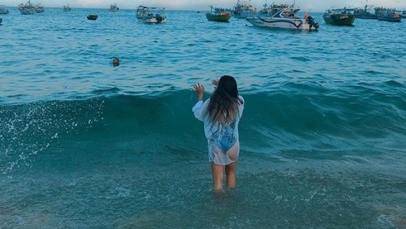 Diện bikini một mảnh đi biển, bạn gái Quang Hải gây tranh cãi vì khoảnh khắc hớ hênh vòng 3 khi chiếc áo choàng mỏng bất ngờ phản chủ-3