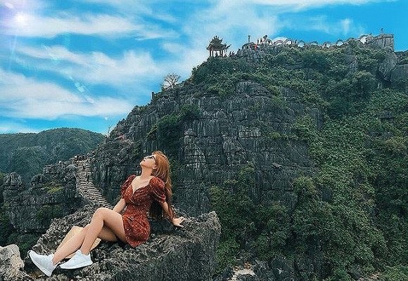 Diện bikini một mảnh đi biển, bạn gái Quang Hải gây tranh cãi vì khoảnh khắc hớ hênh vòng 3 khi chiếc áo choàng mỏng bất ngờ phản chủ-5