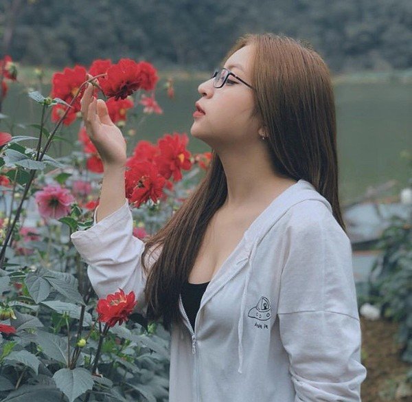 Diện bikini một mảnh đi biển, bạn gái Quang Hải gây tranh cãi vì khoảnh khắc hớ hênh vòng 3 khi chiếc áo choàng mỏng bất ngờ phản chủ-6