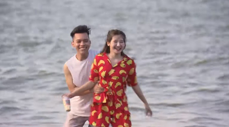 Về nhà đi con: Lộ cảnh Vũ đi biển với Nhã nhưng trong đầu chỉ nghĩ về Thư-4