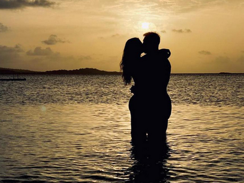 Tìm ra fan nhí may mắn nhất thế giới: Ra biển bỗng bắt gặp Messi và được chơi bóng cùng thần tượng-2