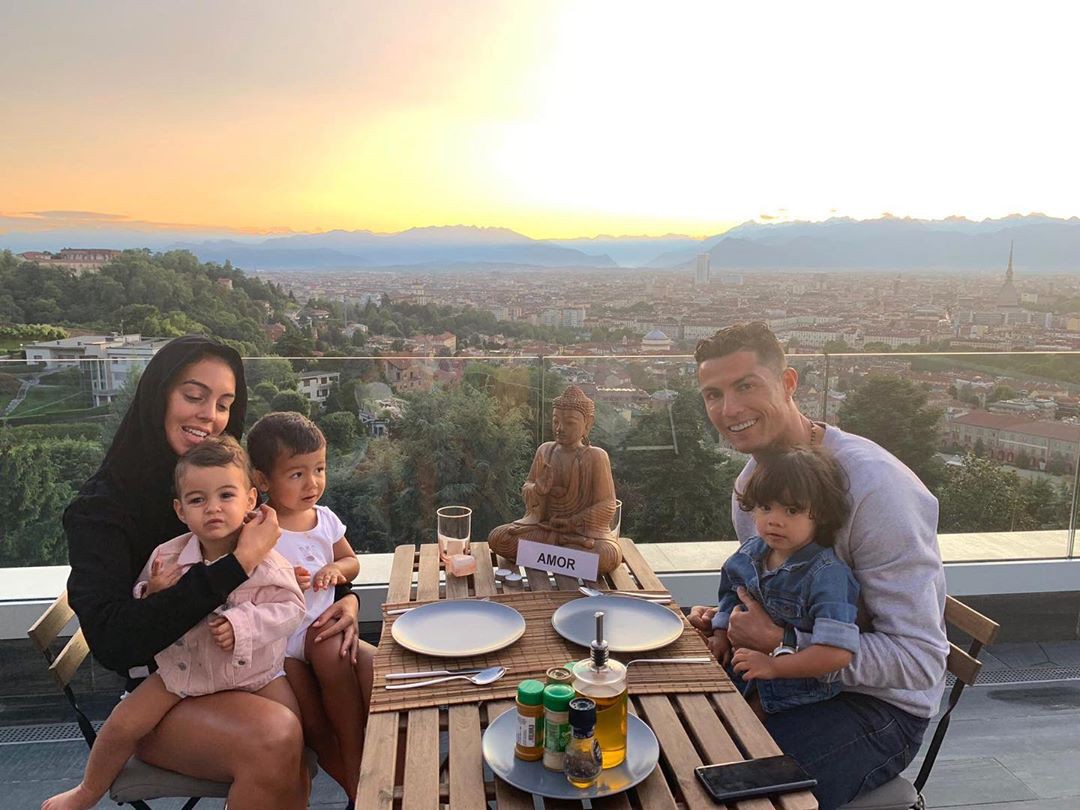 Tình như vợ chồng Messi: Ôm hôn trong khung cảnh đầy chất nghệ thuật khiến người xem cũng phải ghen tị-7