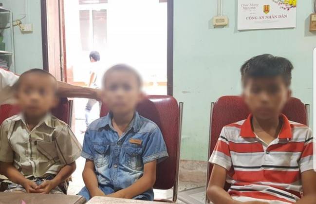 Tìm thấy 3 bé trai trong tình trạng đói lả người nằm trên vỉa hè, nghi là nạn nhân bị bắt cóc-2