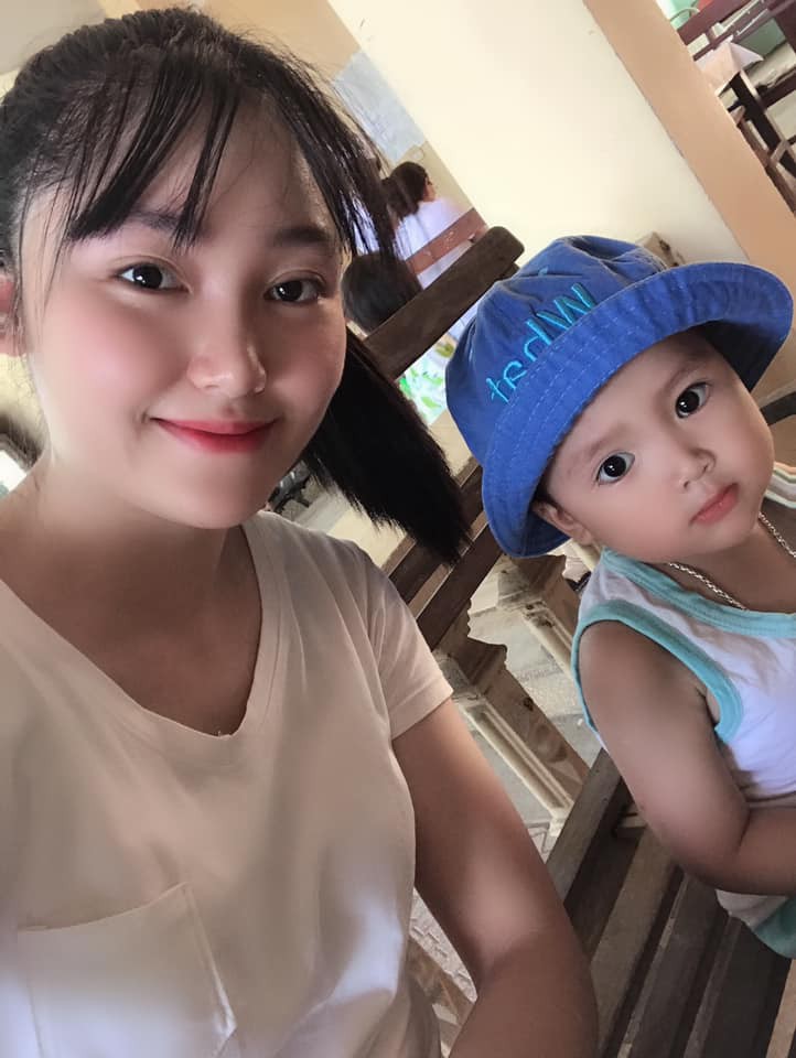 Cậu bé 2 tuổi gây sốt vì rửa rau, quét nhà thành thục nhờ bí kíp dạy con thông minh của mẹ trẻ-3