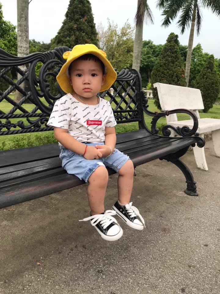 Cậu bé 2 tuổi gây sốt vì rửa rau, quét nhà thành thục nhờ bí kíp dạy con thông minh của mẹ trẻ-2