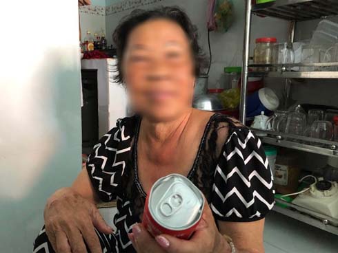 Clip: Chồng bị xe tải cán tử vong, vợ gục xuống đường khóc thảm thiết-5