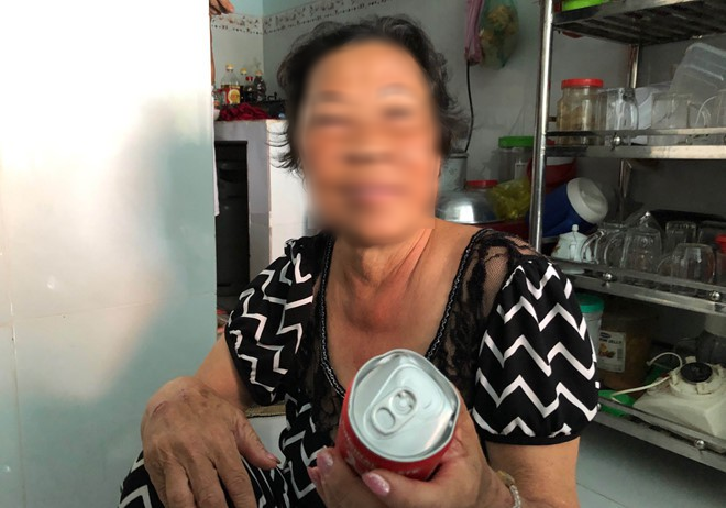 Trần tình của 2 mẹ con hôi nước ngọt mặc tài xế van xin: Tôi có lượm mười mấy hai chục lon về uống mà toàn móp méo không...-1