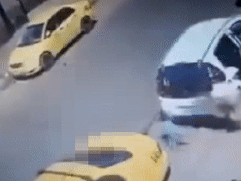 Bé trai 2 tuổi bị xe tải tông vào sau khi buông tay mẹ chạy ra đường