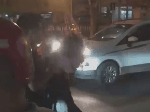 Cô gái đòi lao đầu vào ô tô, đám đông náo loạn hét lớn: "Trói lại, gọi công an đi" Cô gái đòi lao đầu vào ô tô, đám đông náo loạn hét lớn: "Trói lại, gọi công an đi"